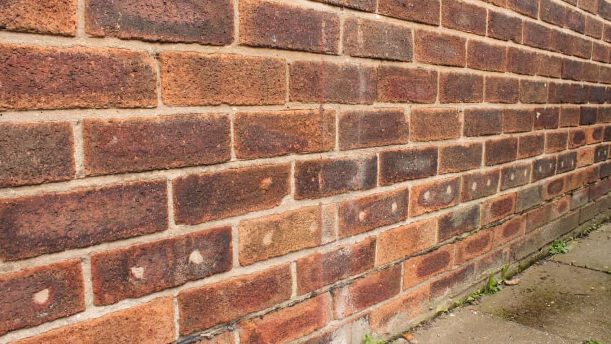 Boorpatroon bij het bijvullen van de spouw.