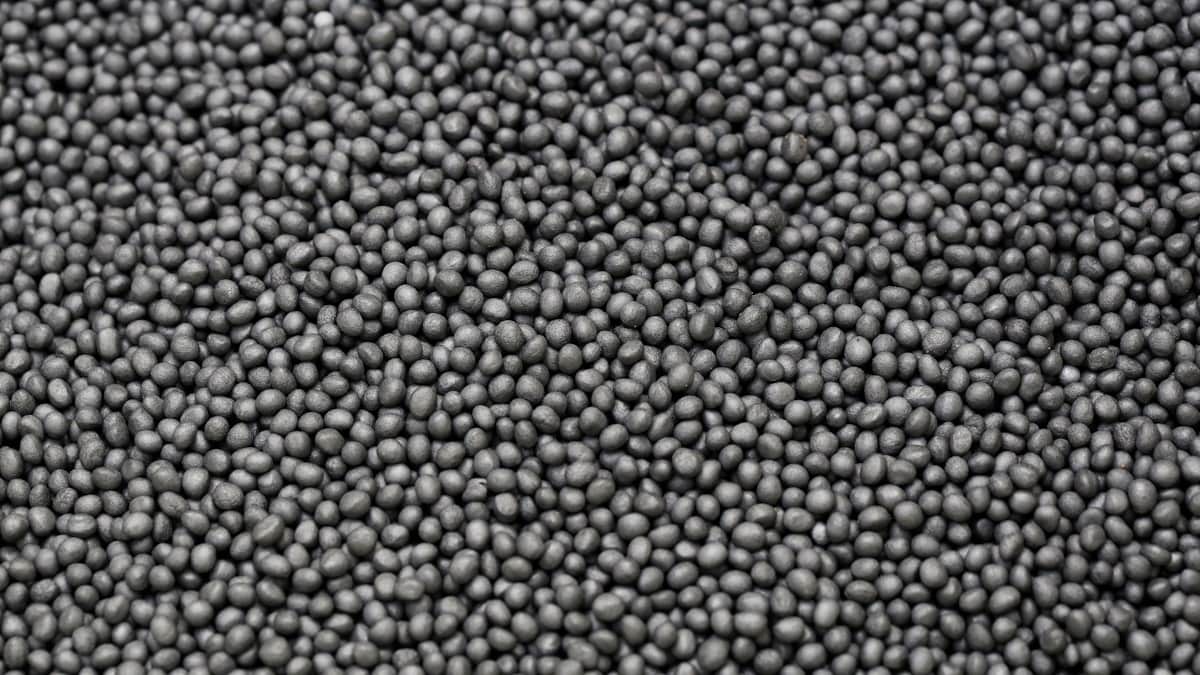 Een close-up van EPS-parels. De spouwmuurisolatie is grijs van kleur.