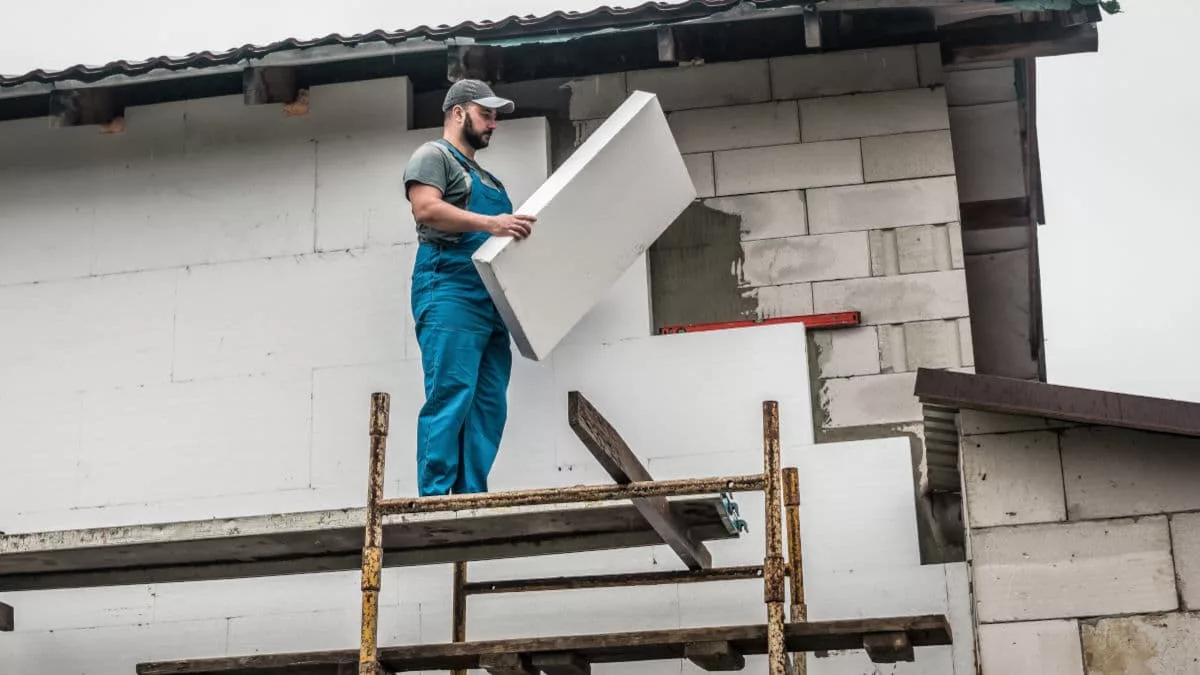 Isolatieplaten worden aan de buitenkant van een bestaande muur geplaatst